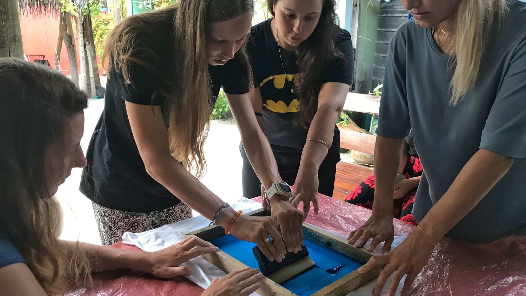 erfahrungsberichte-freiwilligenarbeit-malediven-walhaie-doris-tshirt-bedrucken-natucate