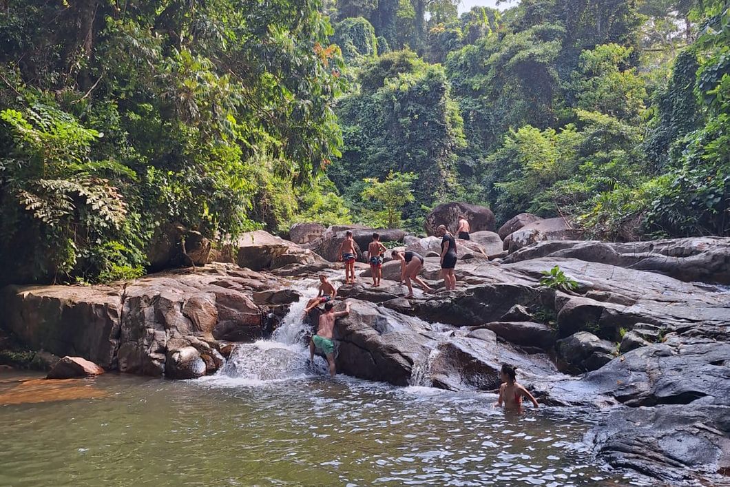 Gruppe an kleinem Wasserfall