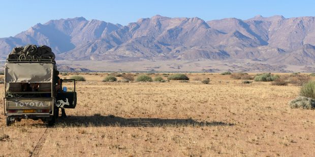 Blick ueber die Landschaft Namibias und den Brandberg waehrend der Elefantenpatrouille