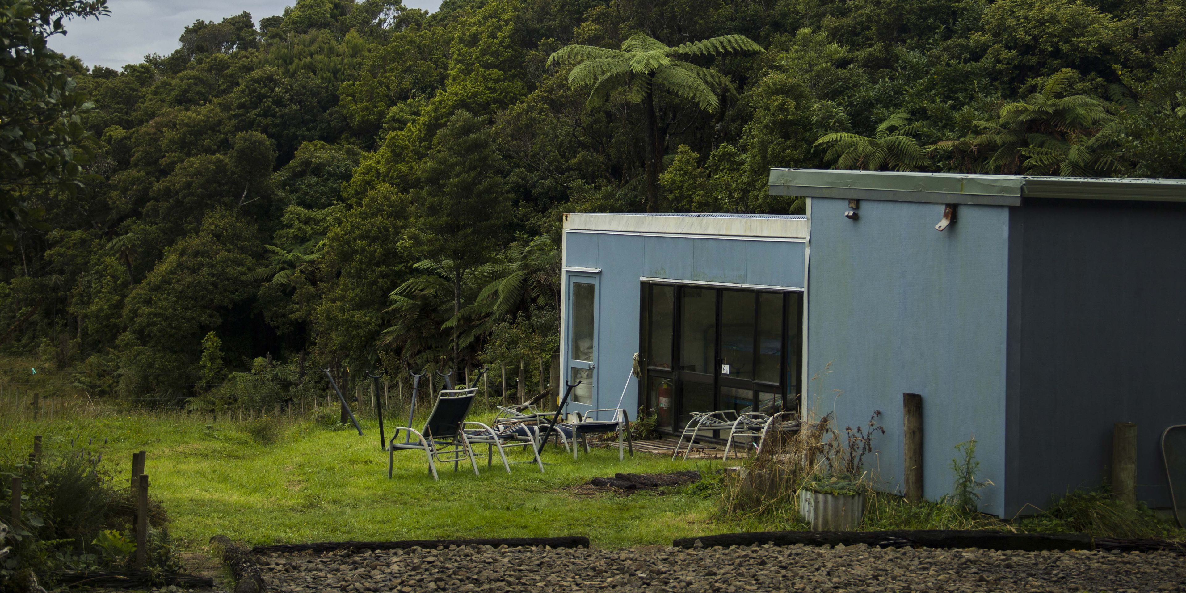 Volunteerunterkunft mit Aussenbereich unseres Naturschutzprojekts an Neuseelands Kauri Coast