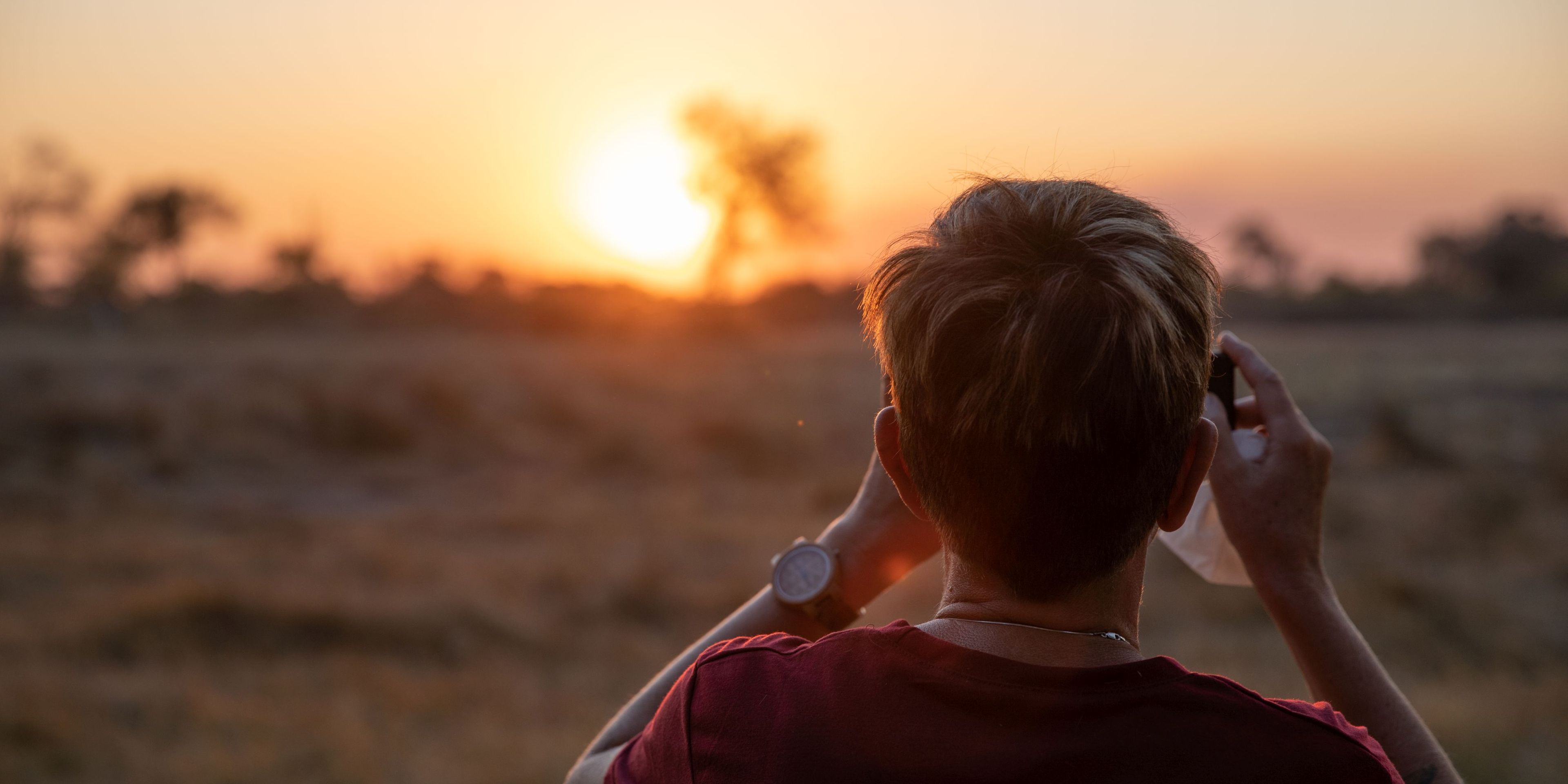 Person schaut Sonnenuntergang