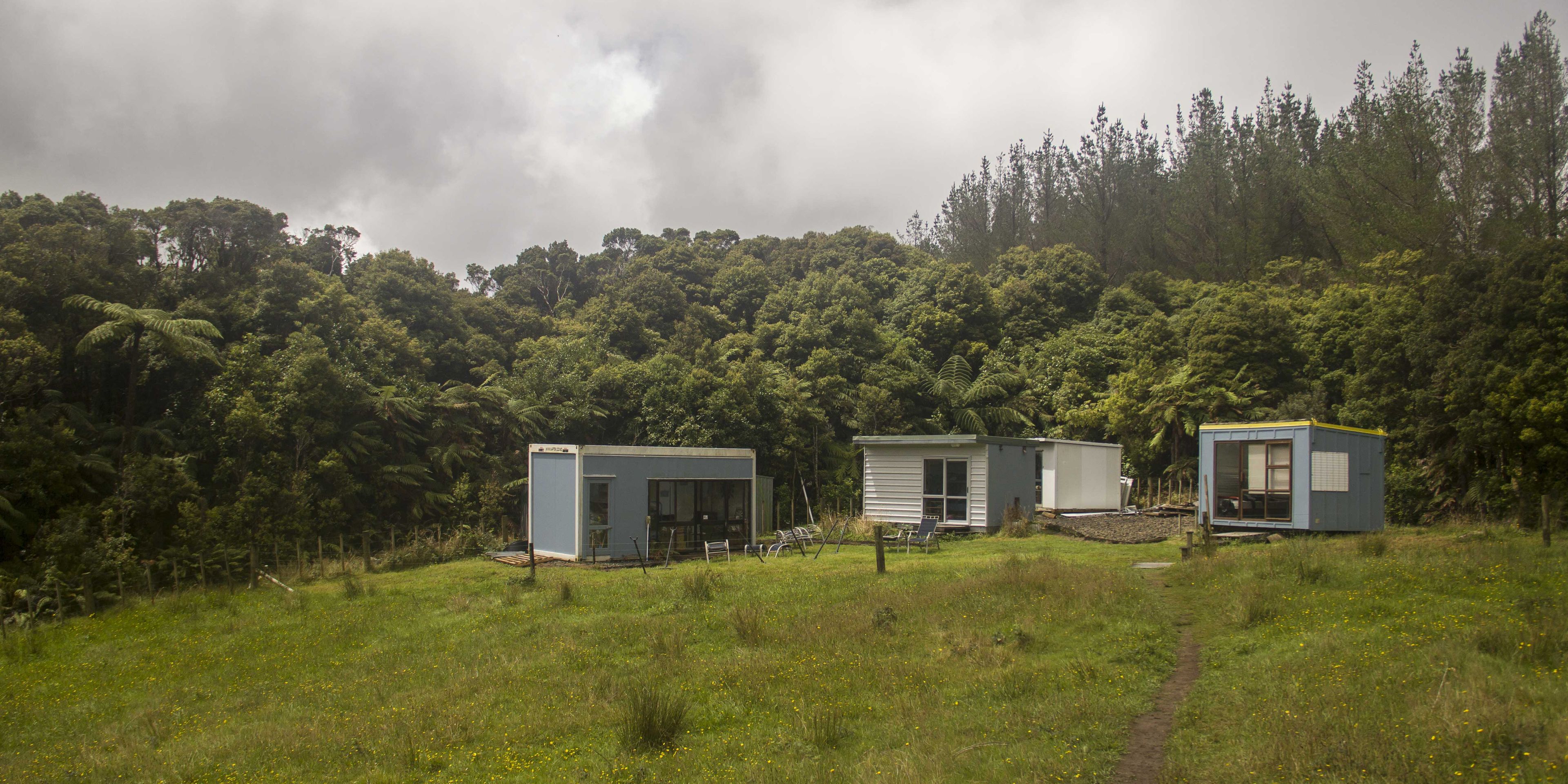 Blick ueber die Volunteerunterkuenfte unseres Naturschutzprojekts an Neuseelands Kauri Coast