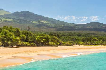 Volunteering in Hawaii: Panoramic view of Makena State Park's "Big Beach" on the island of Maui
