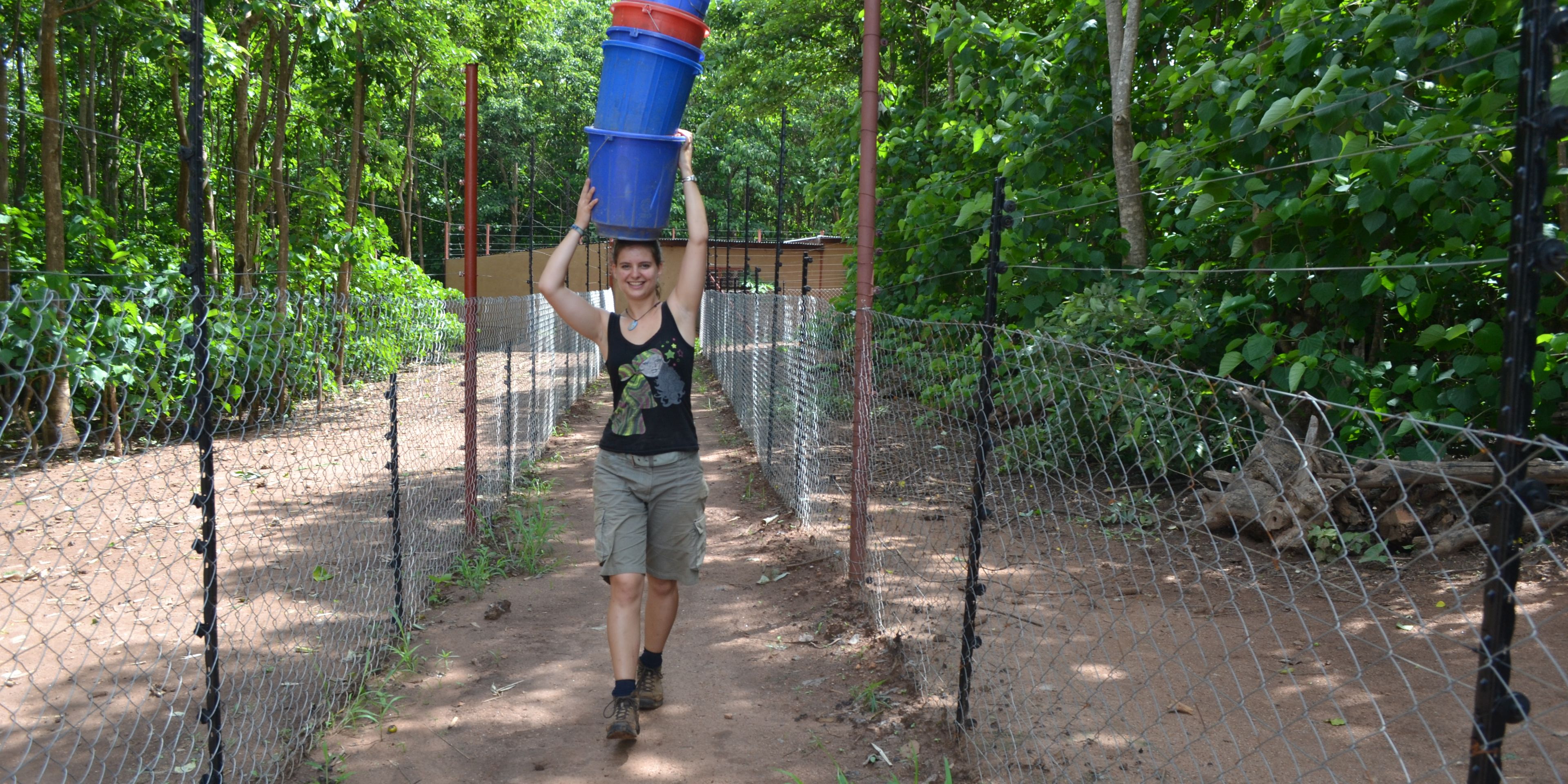 volunteering-malawi-sanctuary-acitivties-bucket-volunteer-food