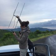 Eine freiwillige Helferin fuehrt Messungen durch