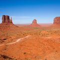 Das Monument Valley ist vor allem durch die dortigen aeusserst ungewoehnlichen Gesteinsformationen bekannt