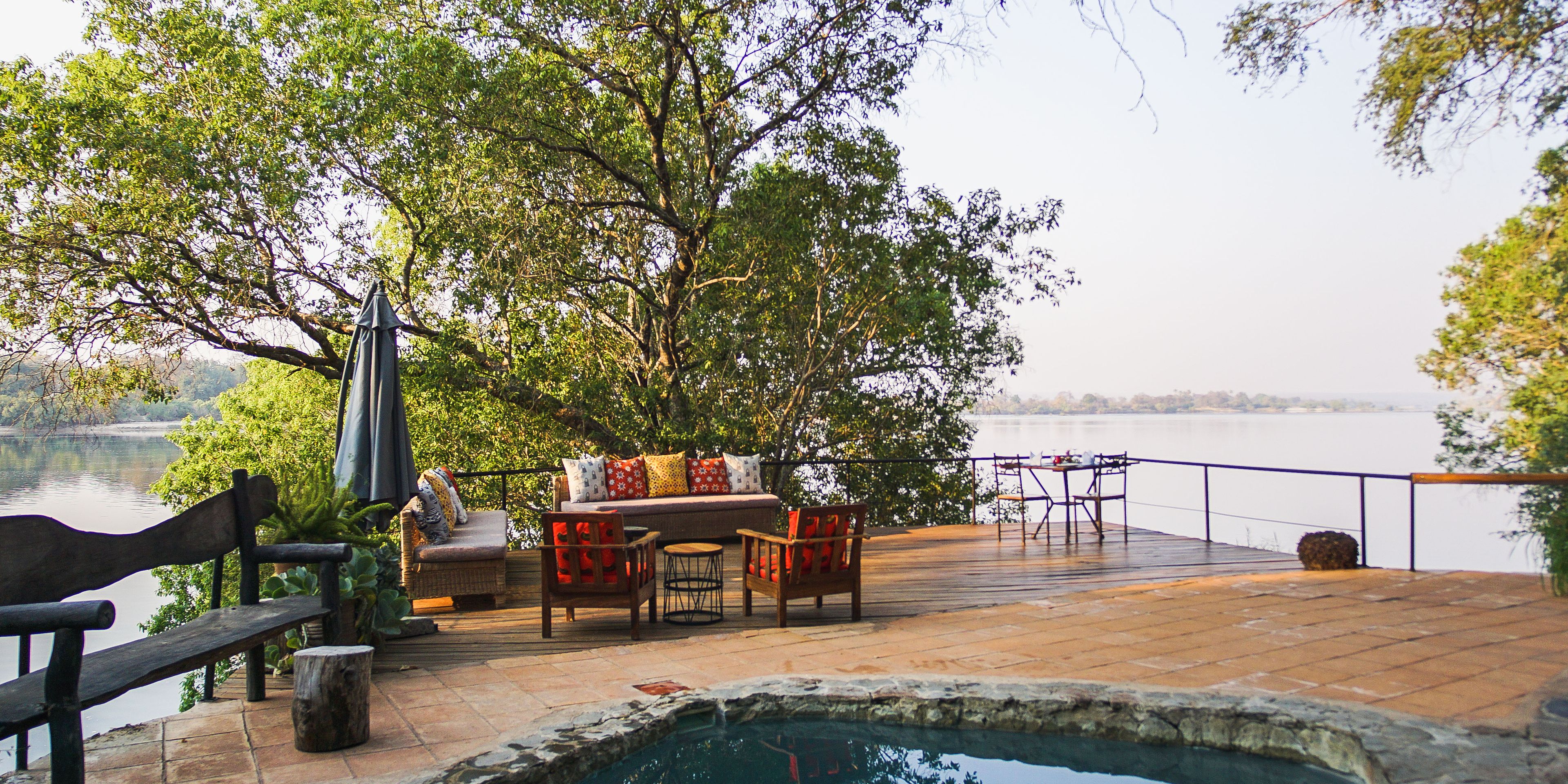 safari-sambia-von-livingstone-bis-kafue-chundukwa-pool-terrasse-sitzmoeglichkeit-natucate