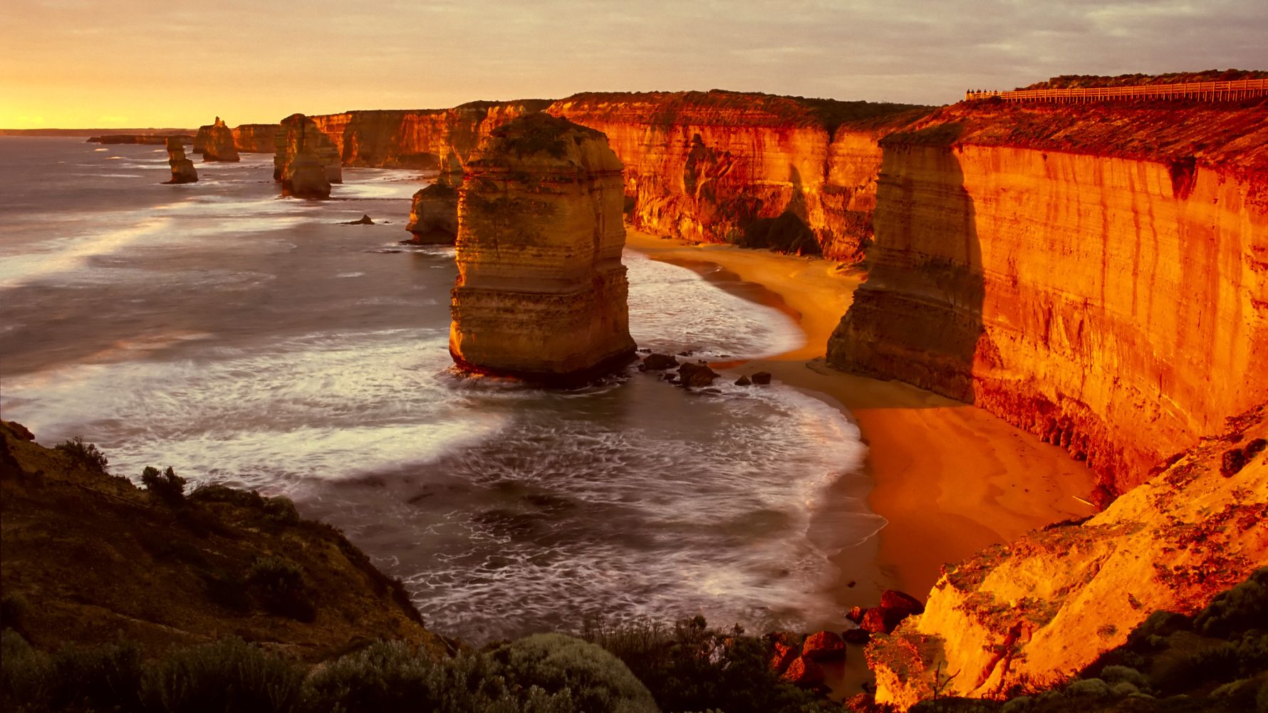 Die Twelve Apostles in Down Under leuchten rot im Sonnenuntergang.