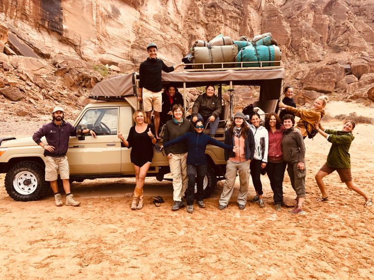 erfahrungsberichte-freiwilligenarbeit-elefantenschutz-namibia-theresa-teilnehmergruppe-vor-auto