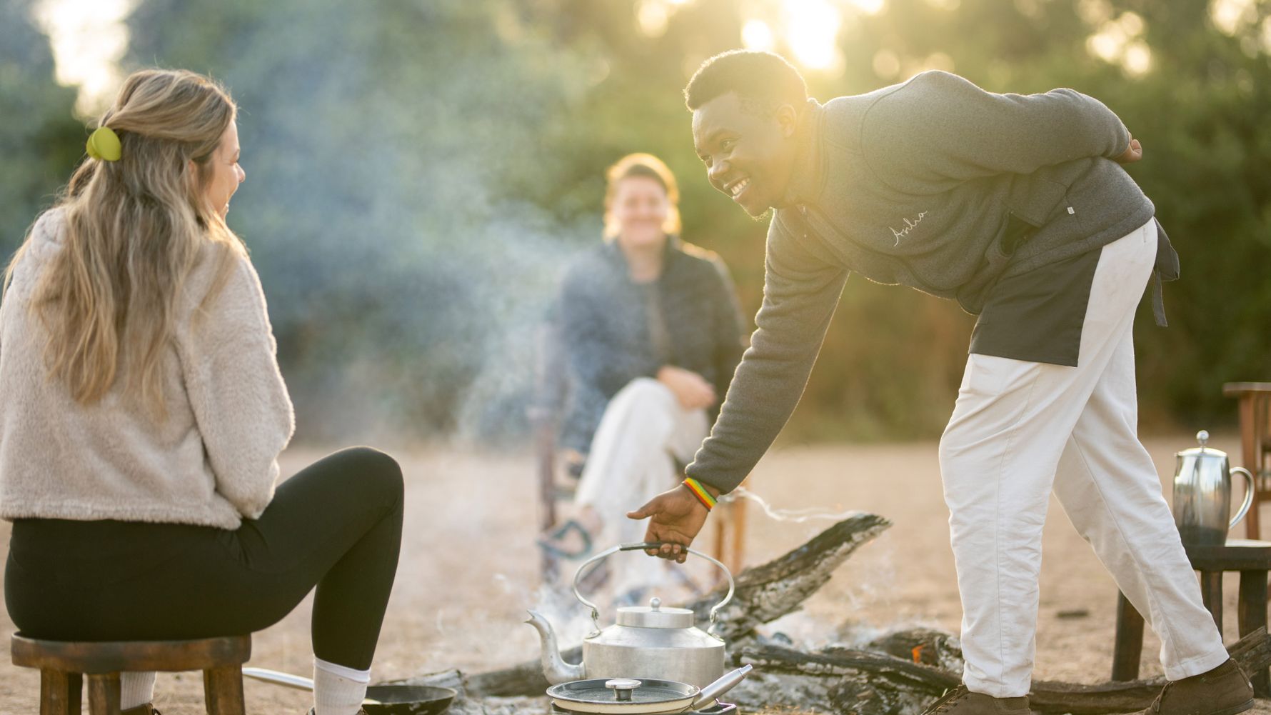 Feuer f&uuml;r Tee am Morgen in Ruaha Nationalpark