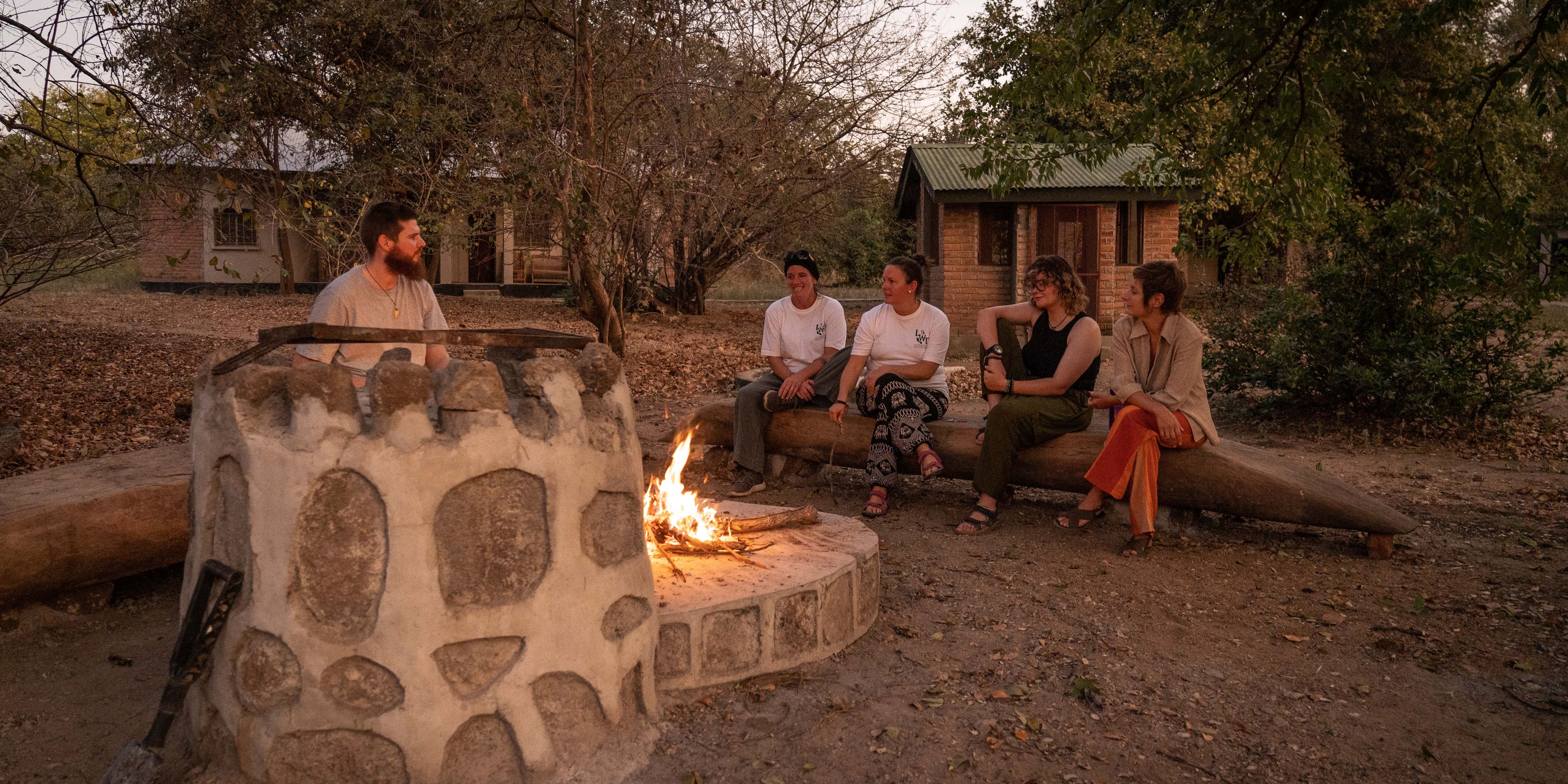 natucate-malawi-volunteering-liwonde-volunteer-campfire