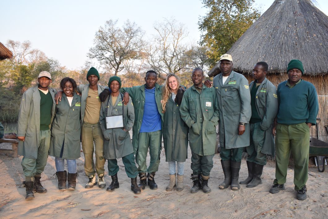 Das Team aus Artenschutz-Volunteers und Instructors des Elefantenprojekts in Sambia zusammen im Camp