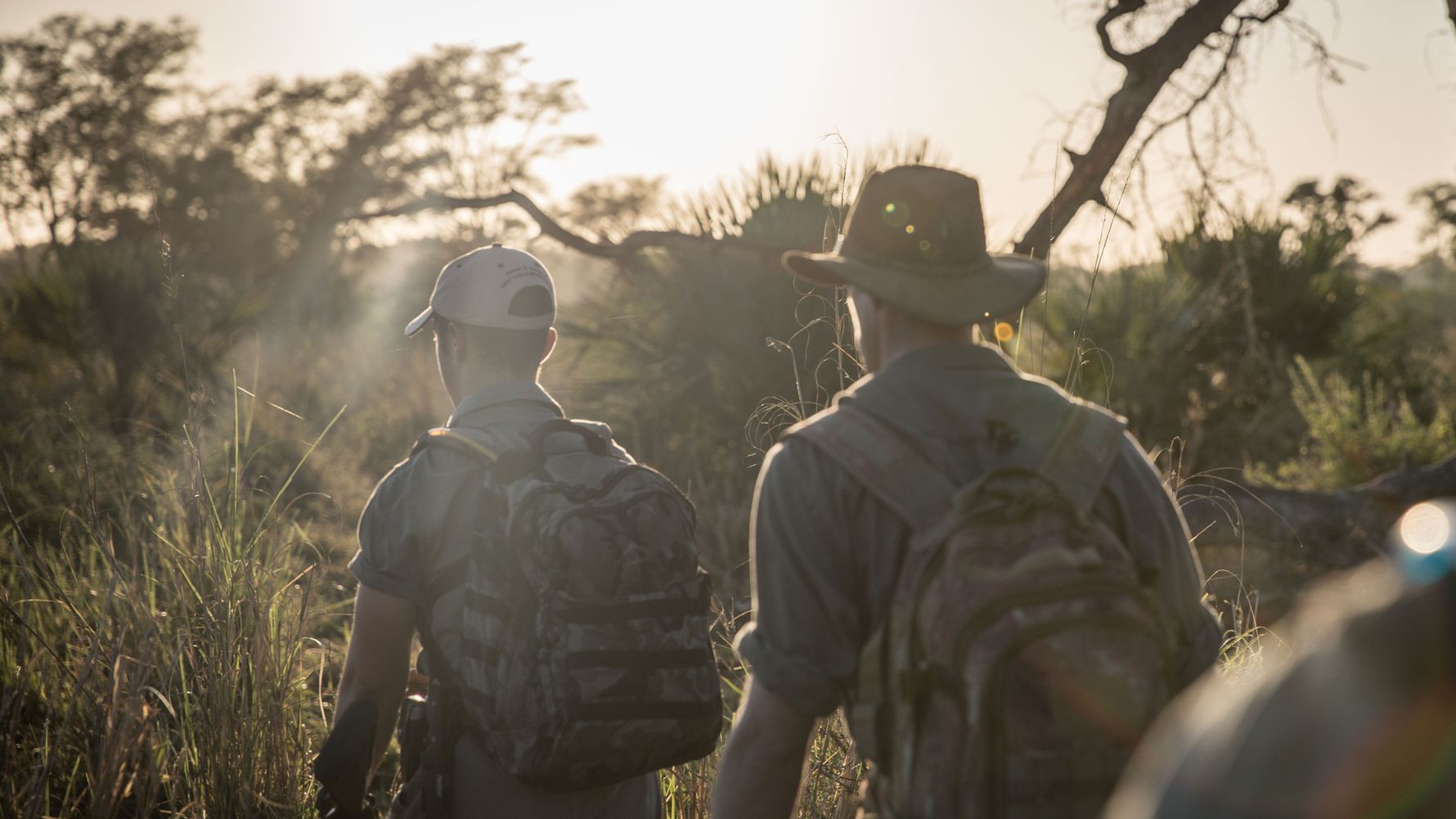 Rangerkurs Afrika: Field Guide-Studenten auf einem Game Walk im suedlichen Afrika