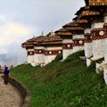 bhutan-laenderinformationen-doschula-pass-tempel-108-natucate