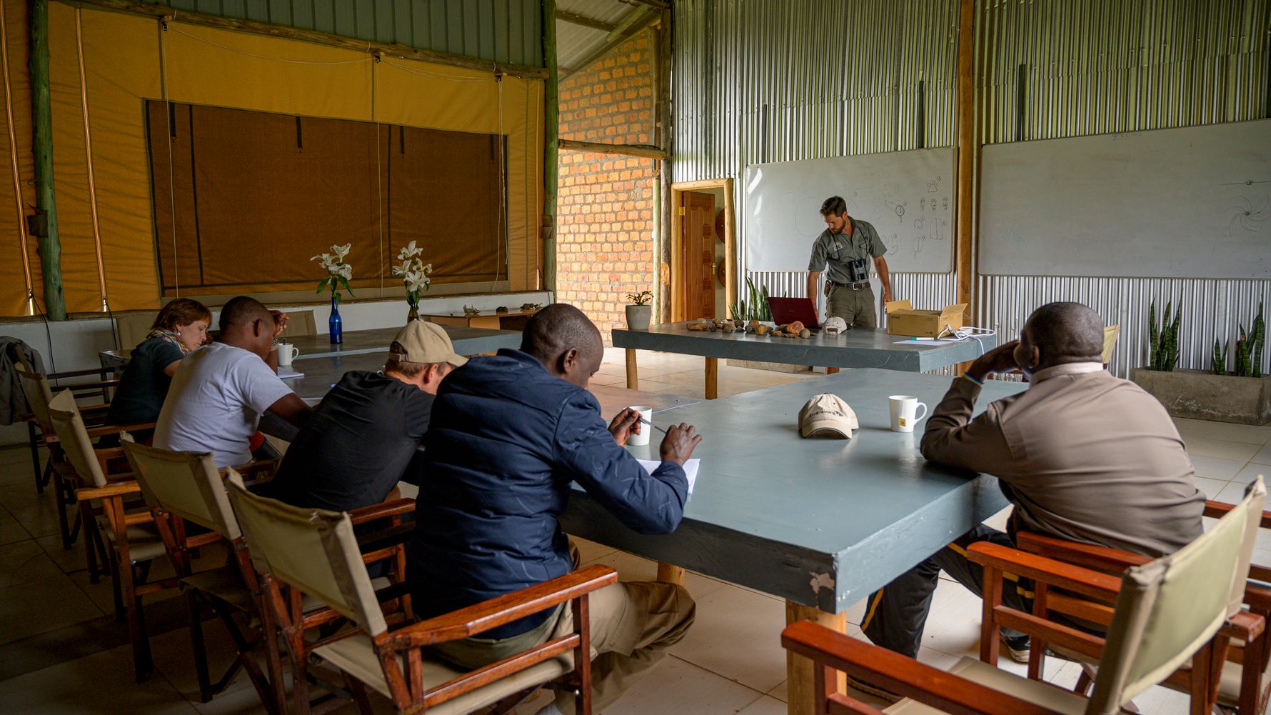 Menschen sitzen im Workshopraum