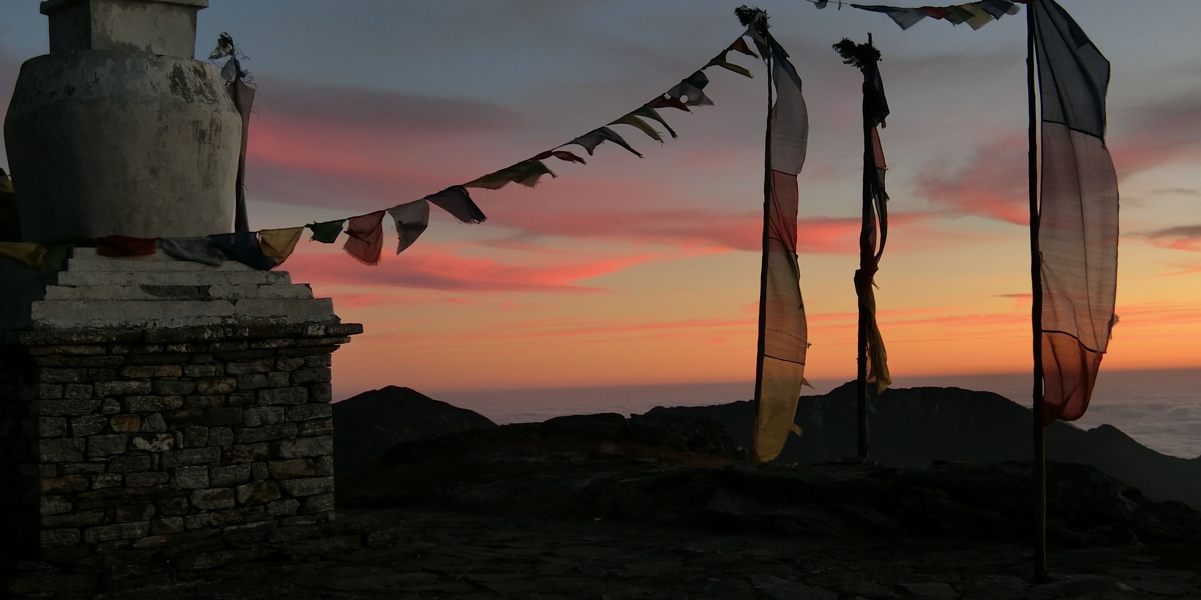 Gebirgslandschaft mit Seen auf Natur- und Erlebnisreisen