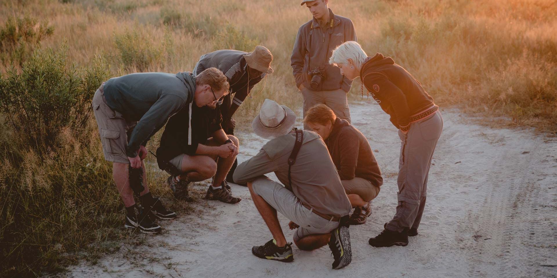 Die angehenden Ranger erhalten Unterricht im Spurenlesen im botswanischen Busch