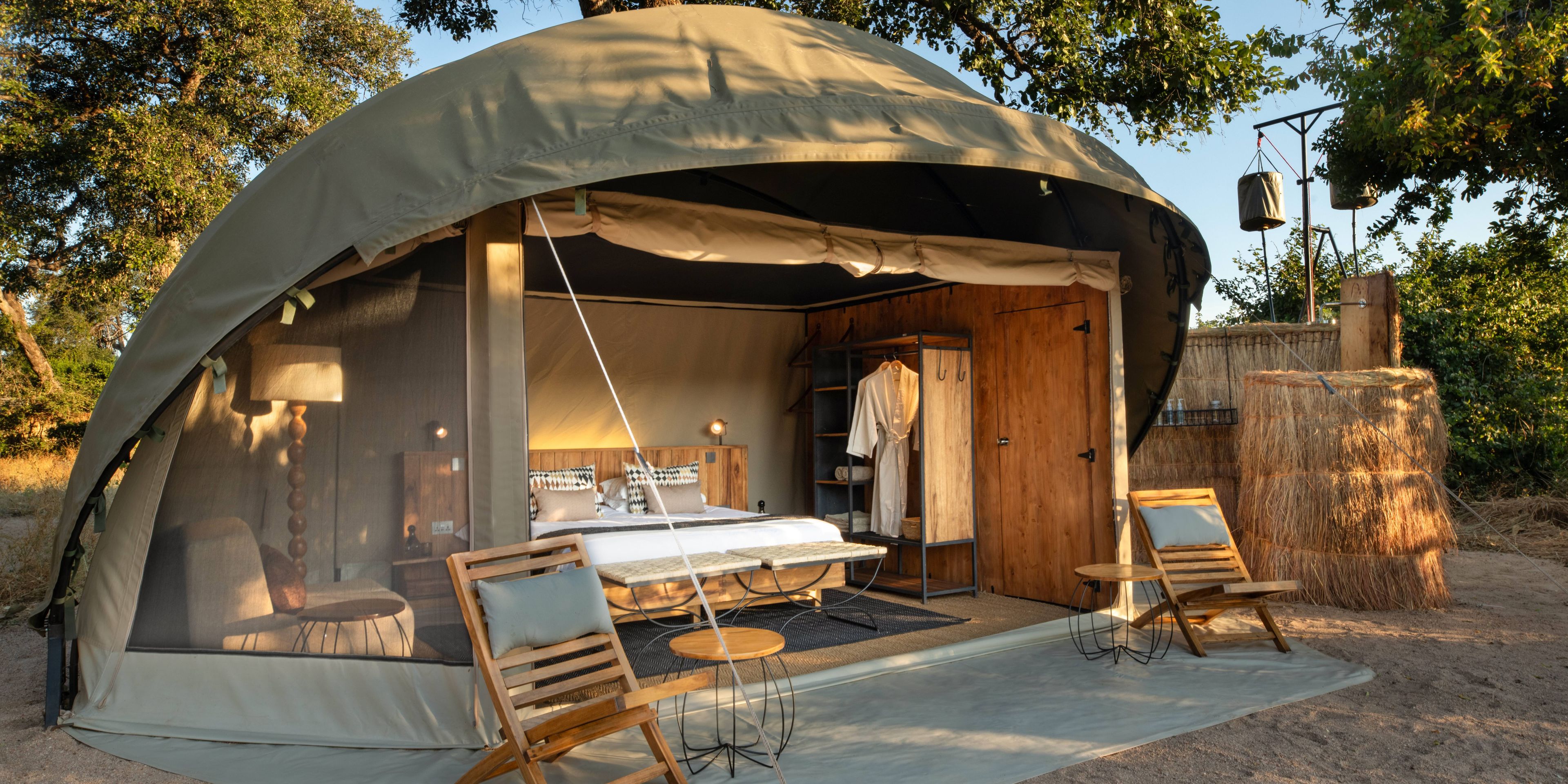 Offenes Zelt im Busch