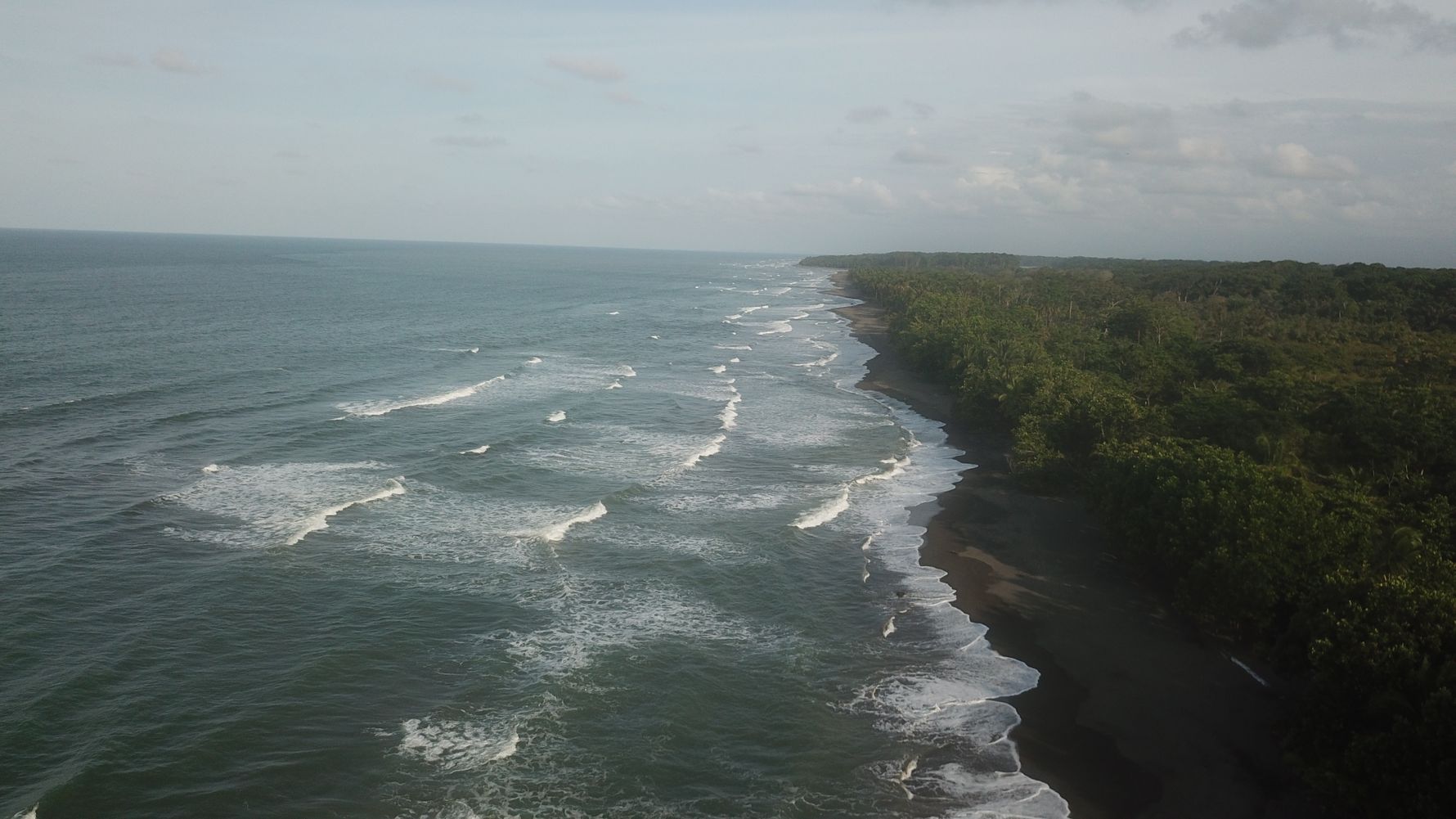 Ein Drohnenbild zeigt einen Kuestenabschnitt Costa Ricas