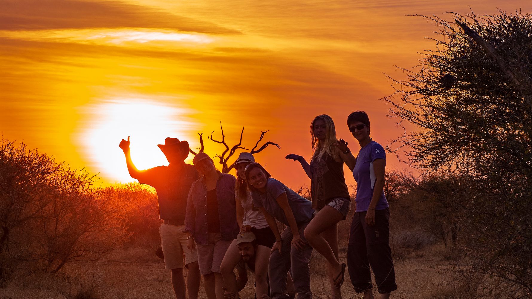 blog-ratgeber-reiseorte-madikwe-wildreservat-gruppe-sonnenuntergang-natucate