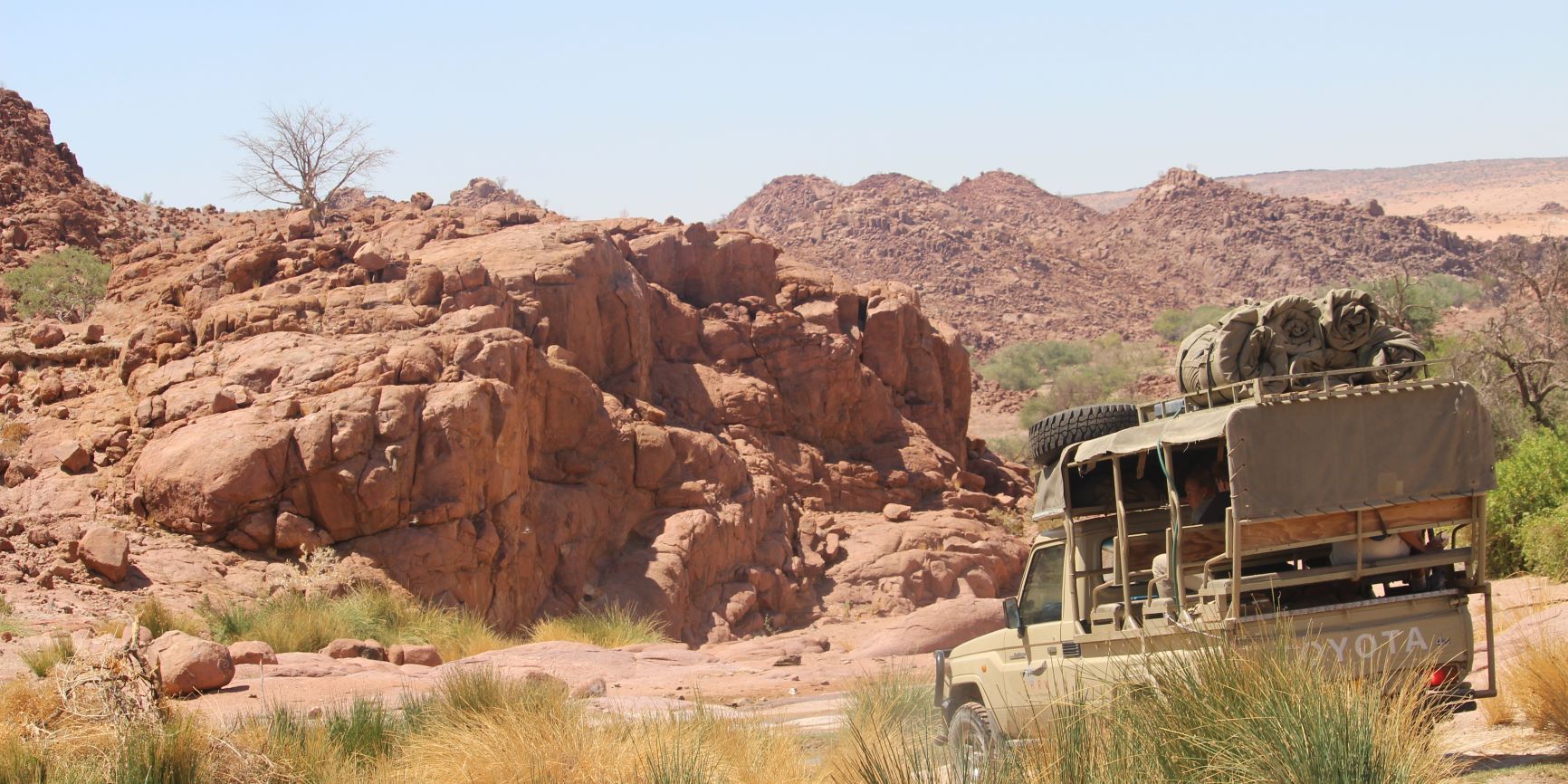freiwilligenarbeit-namibia-familie-afrika-family-volunteering-artenschutz-elefant-gelaendewagen-patrouille-natucate
