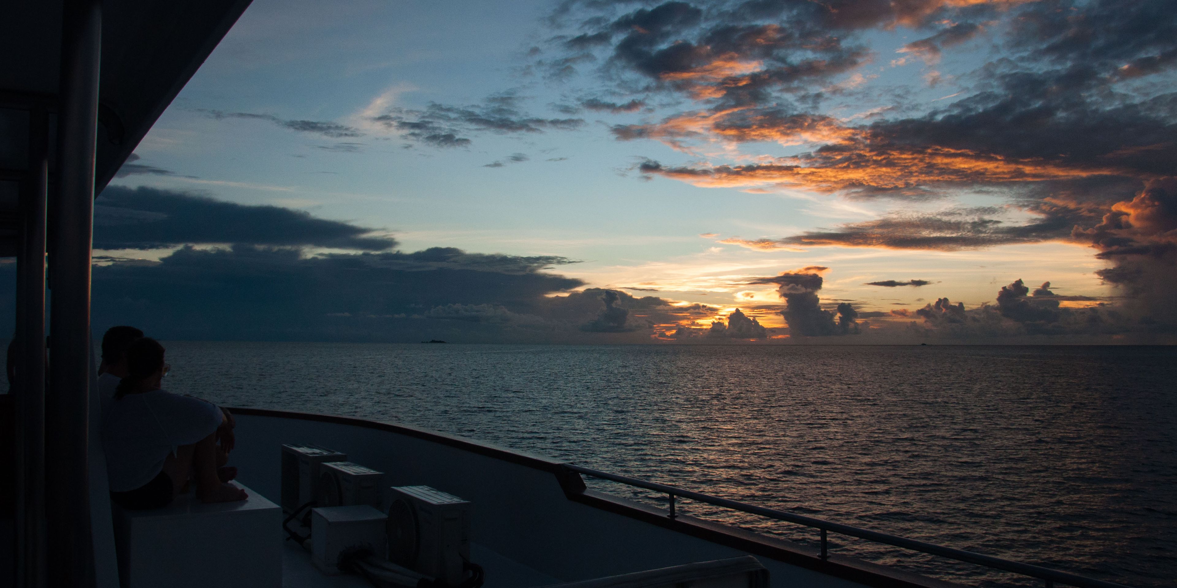 Blick vom Forschungsboot auf den Indischen Ozean vor den Maldiven bei Sonnenuntergang