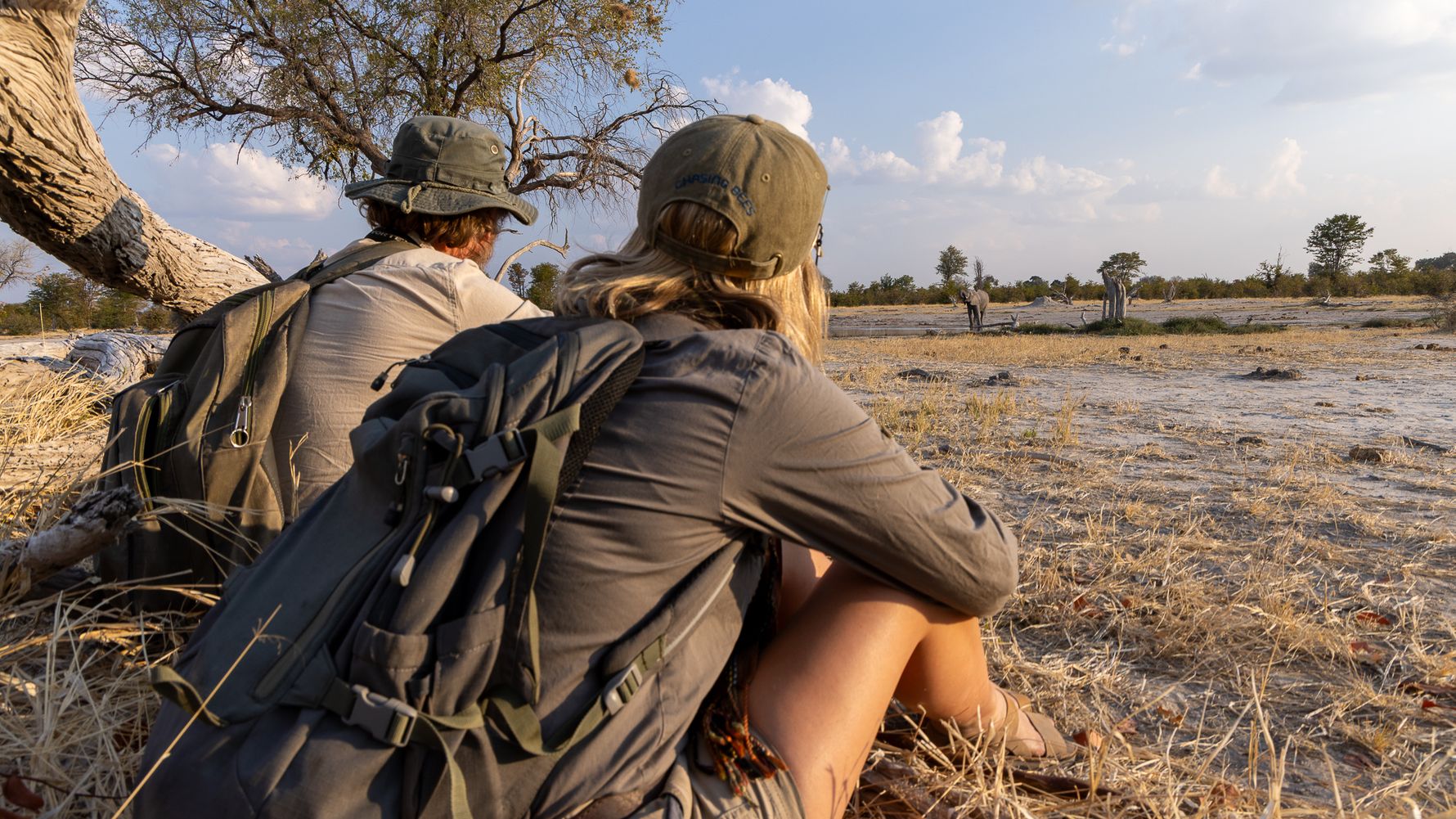 Mann und junge Frau sitzen im Okavango Delta