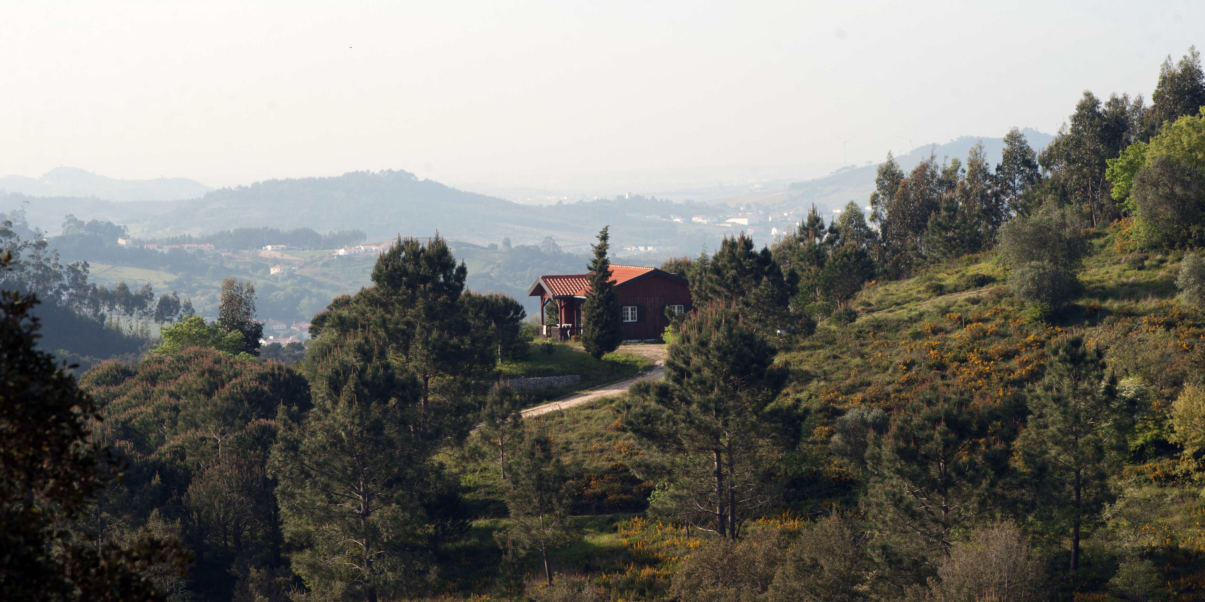 Blick auf das Gelaende und die umgebende Landschaft des Wolfsschutzprojekts in Portugal