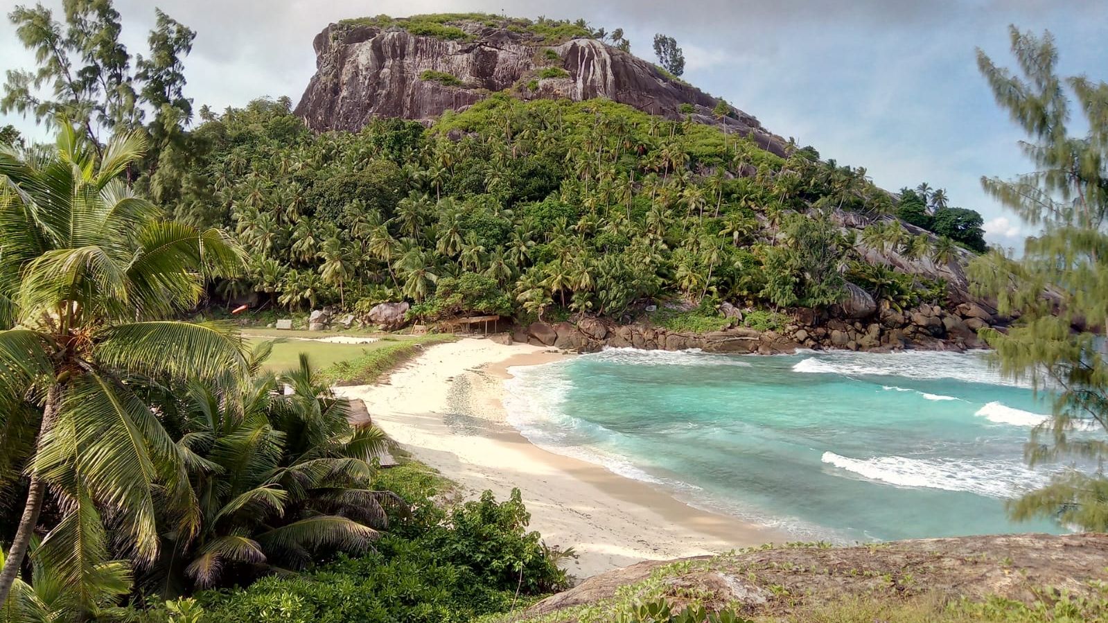 erfahrungsberichte-freiwilligenarbeit-seychellen-north-island-andreas-staff-beach