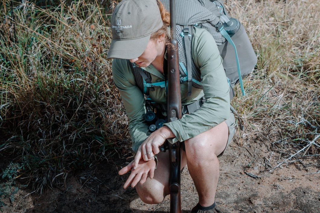 natur-und-rangerkurs-sudafrika-trails-guide-trails-woman-natucate.jpg