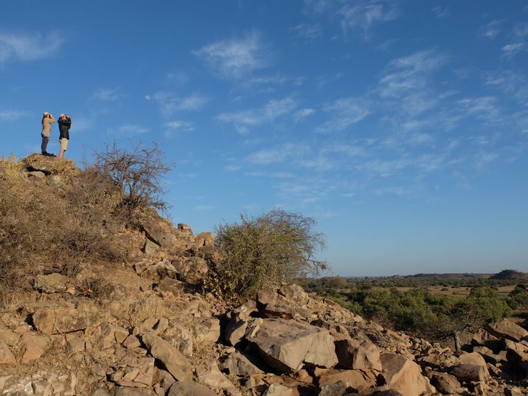 Rangerausbildung: Zwei Field-Guide-Studenten blicken in die Savanne Afrikas