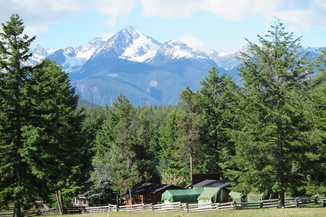 Die Studenten des Rangerkurses erholen sich nach einem Survival Training im kanadischen Wald auf der Ranch