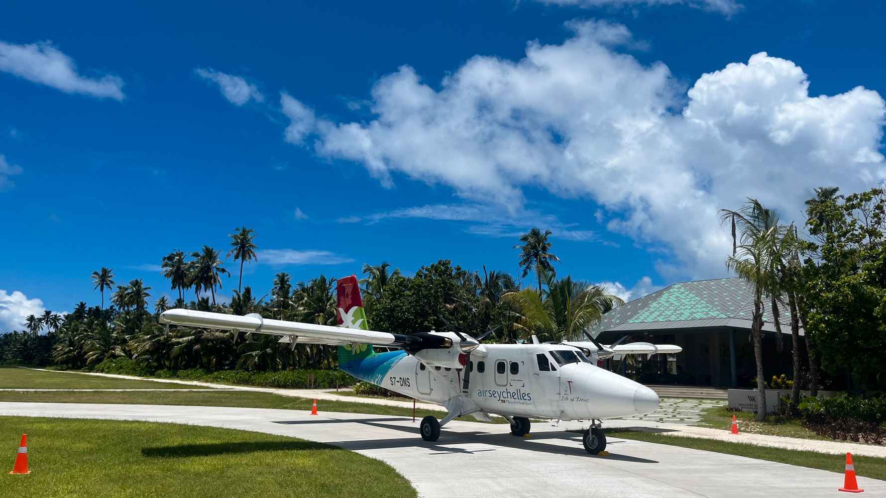 natucate-travel-volunteering-seychelles-platte-aeroplane