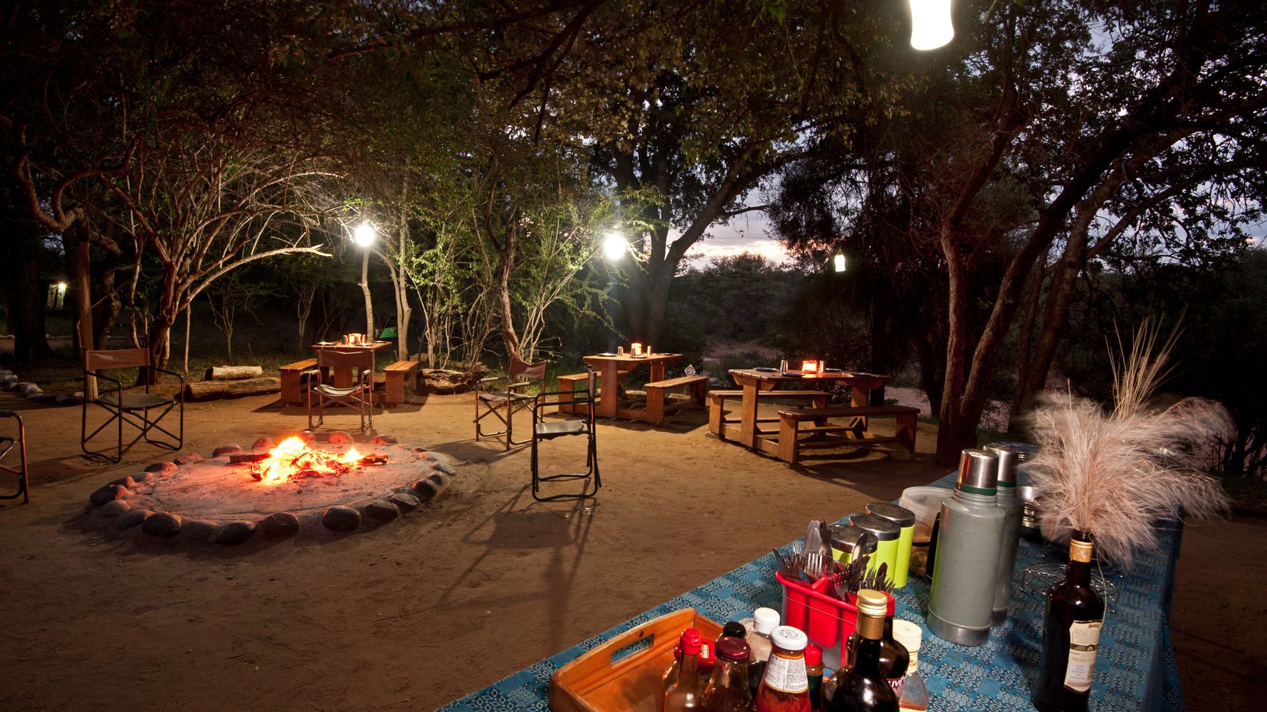 blog-camp-selati-lagerfeuer-abendessen-tische-natucate