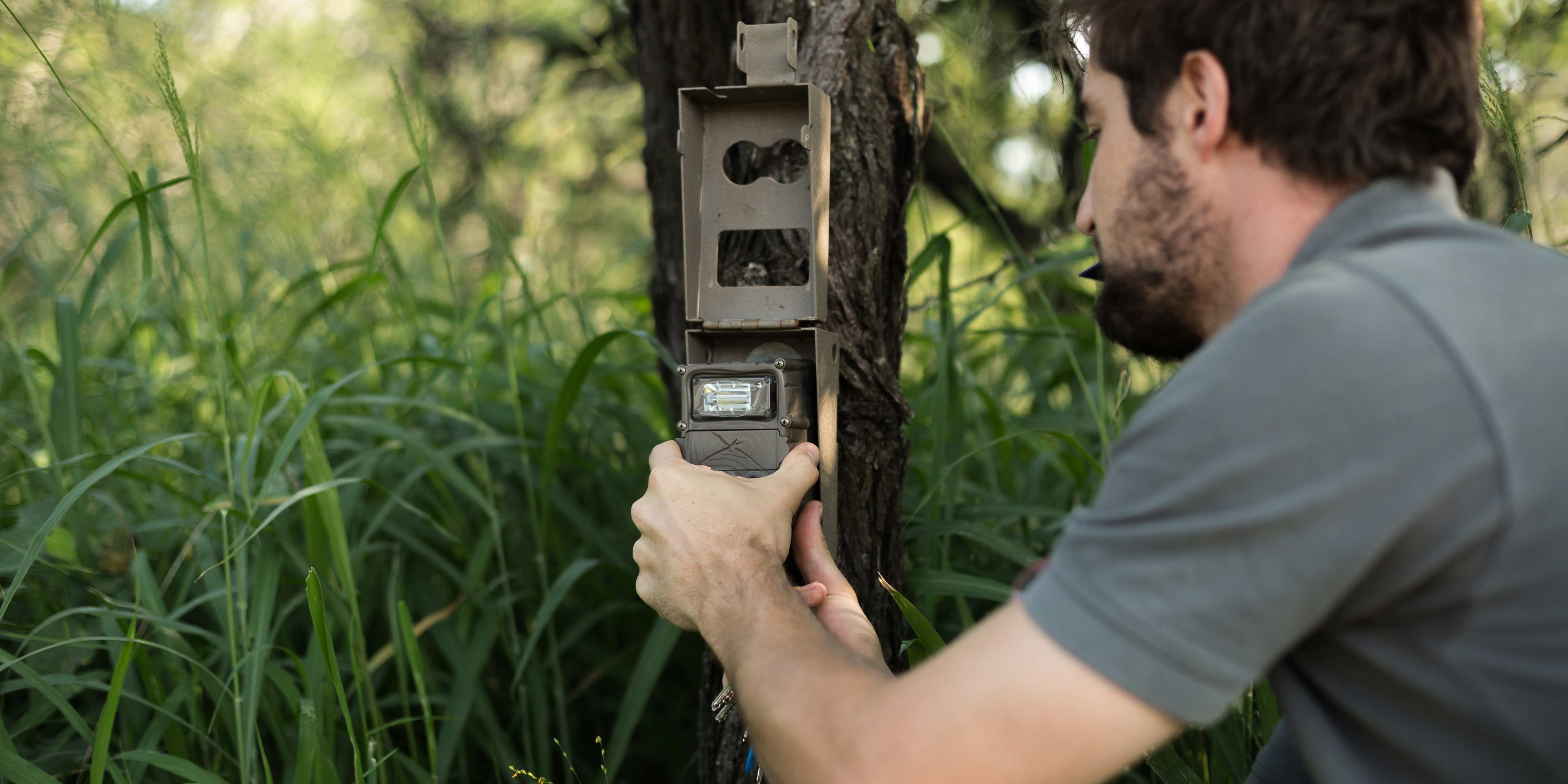 Ein Teilnehmer unseres Trainingskurses zum Wildlifeschutz in Suedafrika installiert eine Kamerafalle im Reservat