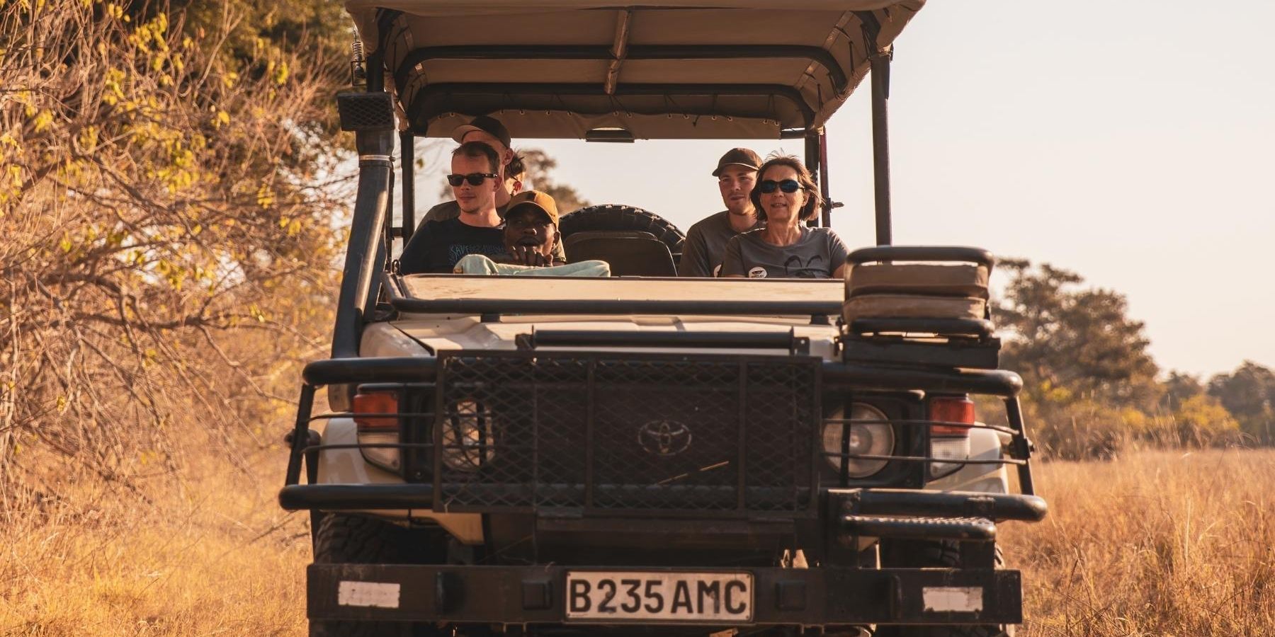 Reiseteilnehmer einer Private Wilderness Experience starten einen Game Drive in Afrika ins Okavango Delta