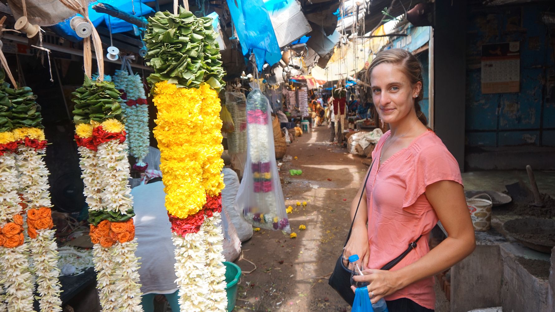 Meghan in Indien auf einem Markt