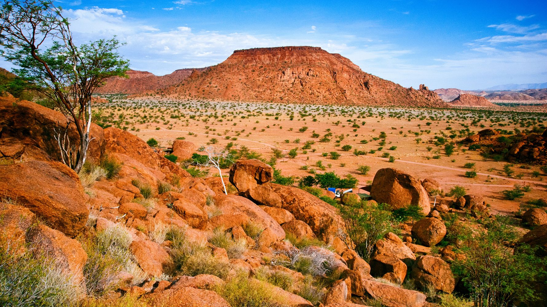 blog-ratgeber-namibia-damaraland-wueste-felsen-himmel-natucate