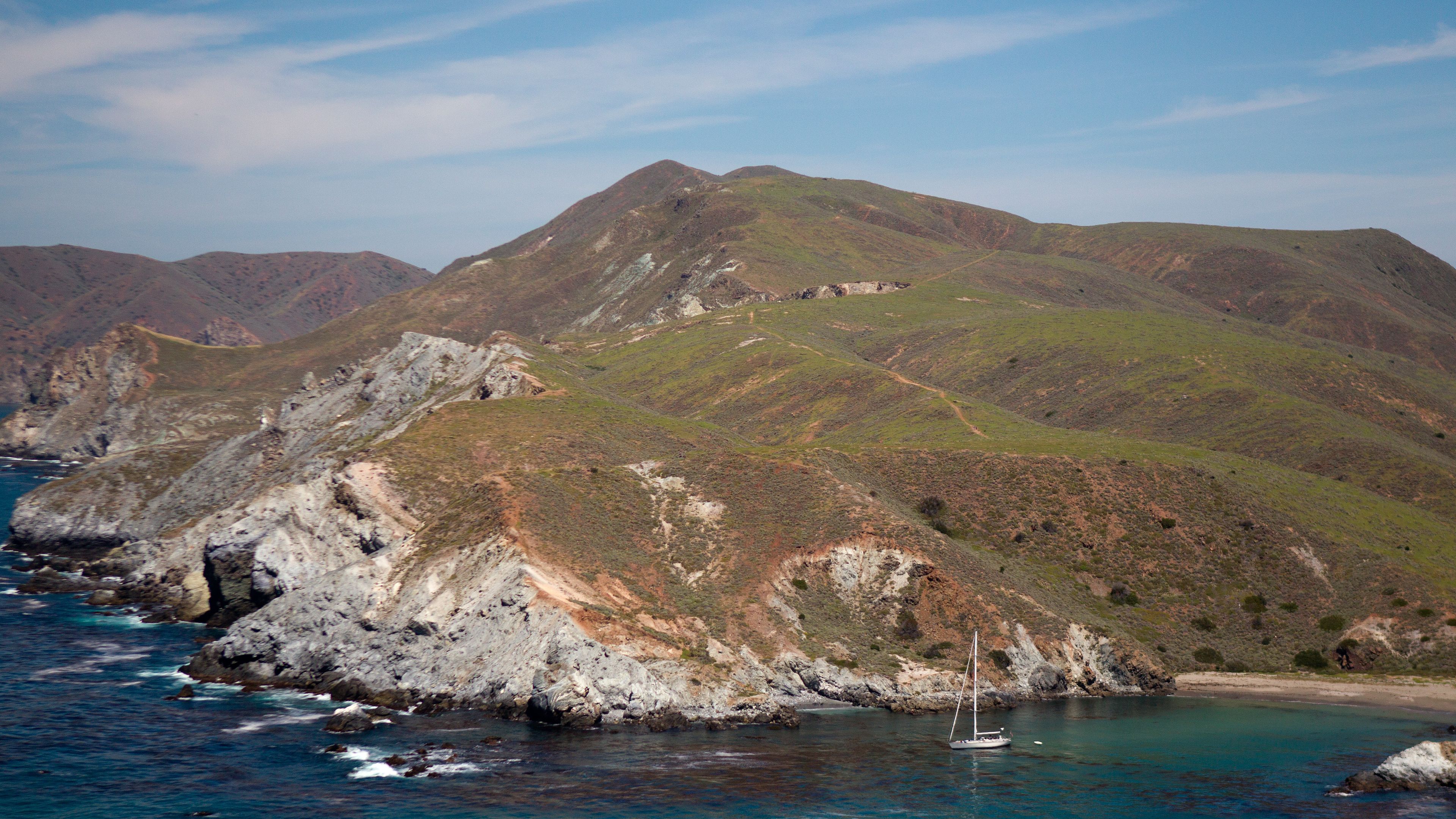 Volunteering in the USA: Looking over the rugged coast of Catalina Island
