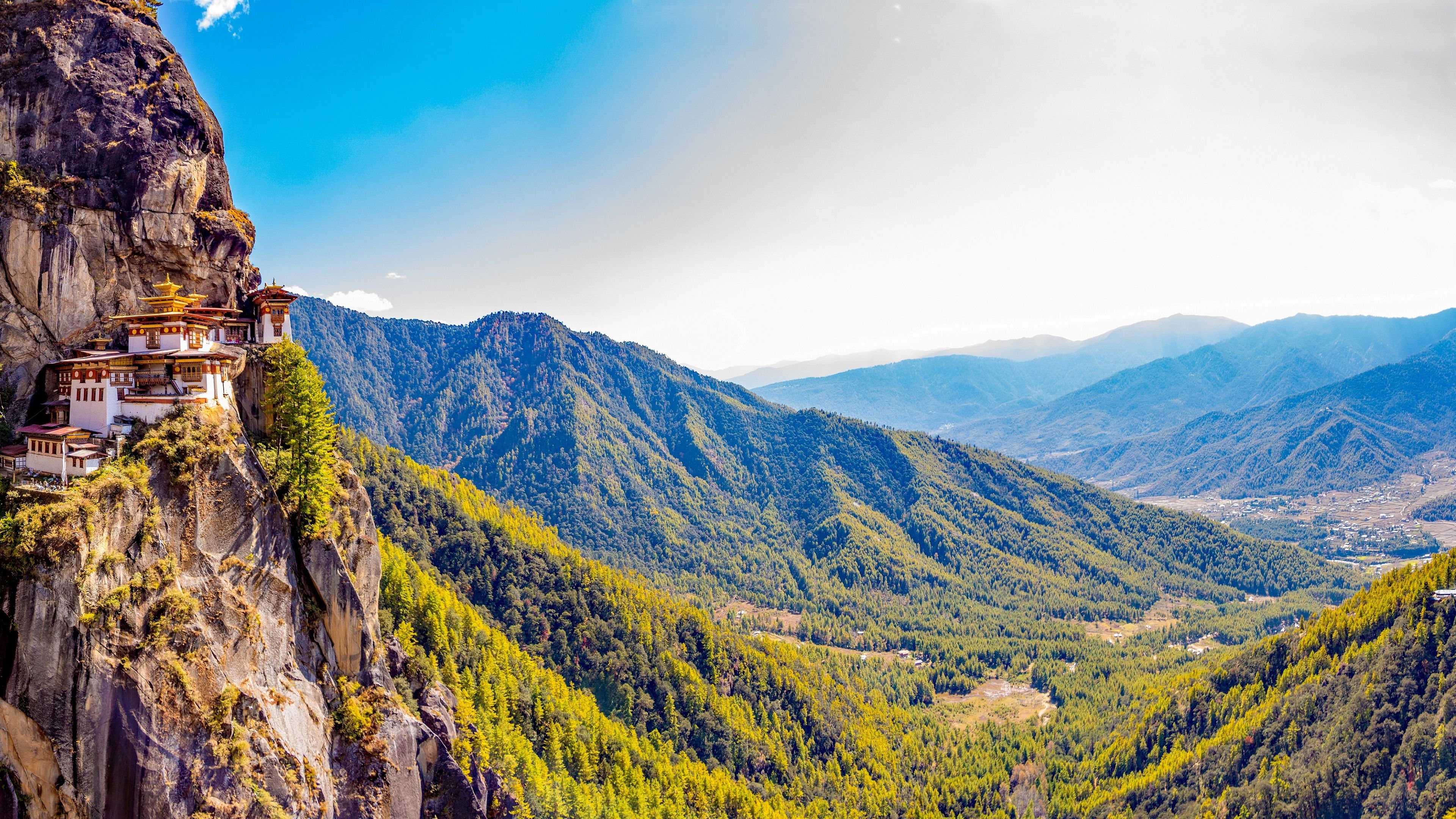 bhutan-laenderinformationen-ausblick-tigers-nest-landschaft-natucate