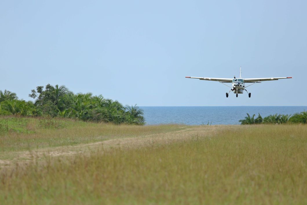 natucate-pwe-tanzania-rubondo-landing-plane