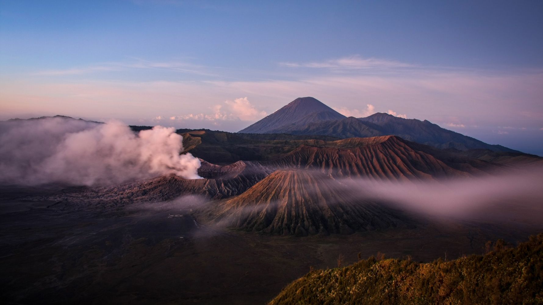 Bromo, ein Stratovulkan auf der indonesischen Insel Java, ist einer der aktivsten Vulkane auf Java. Er ist 2329 m hoch und liegt im Nationalpark Bromo-Tengger-Semeru.