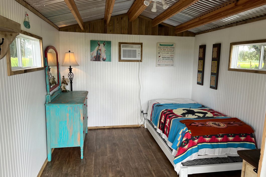 freiwilligenarbeit-usa-florida-tierschutz-mustangs-one-bed-cabin-inside