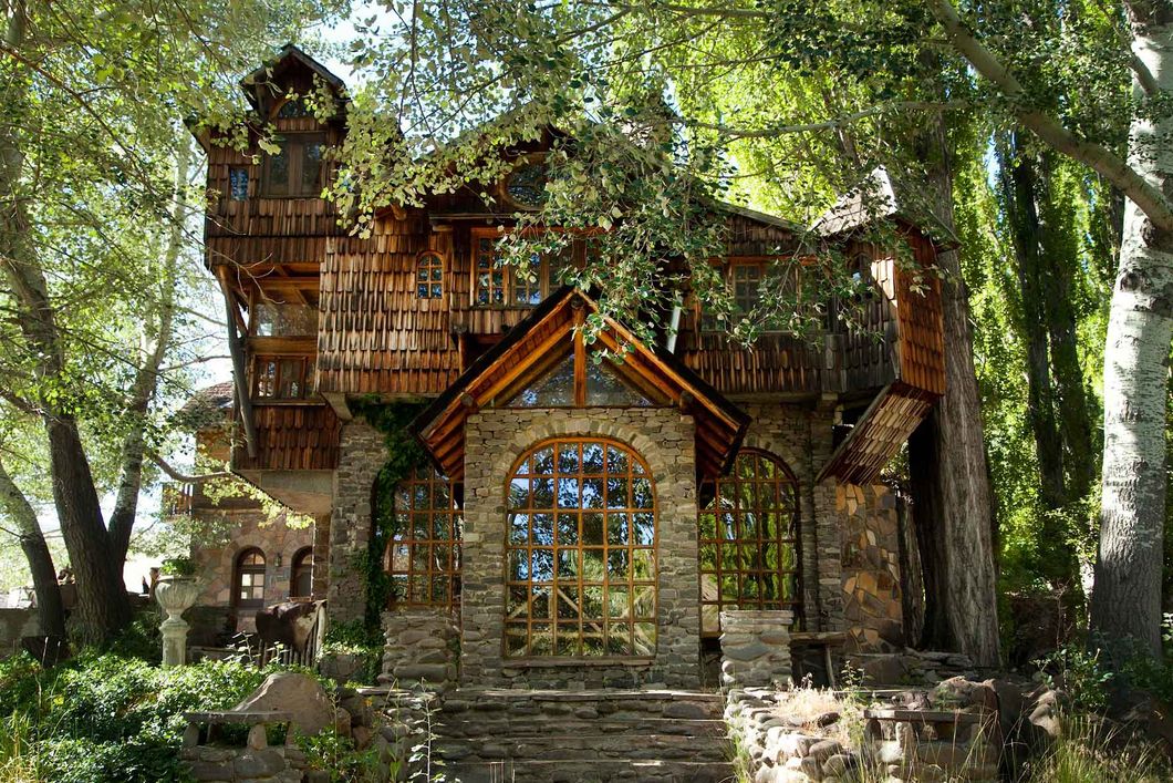 Die Aussenfassade der Ranch ist eine Kombination aus Holz und Stein und liegt mitten im Wald