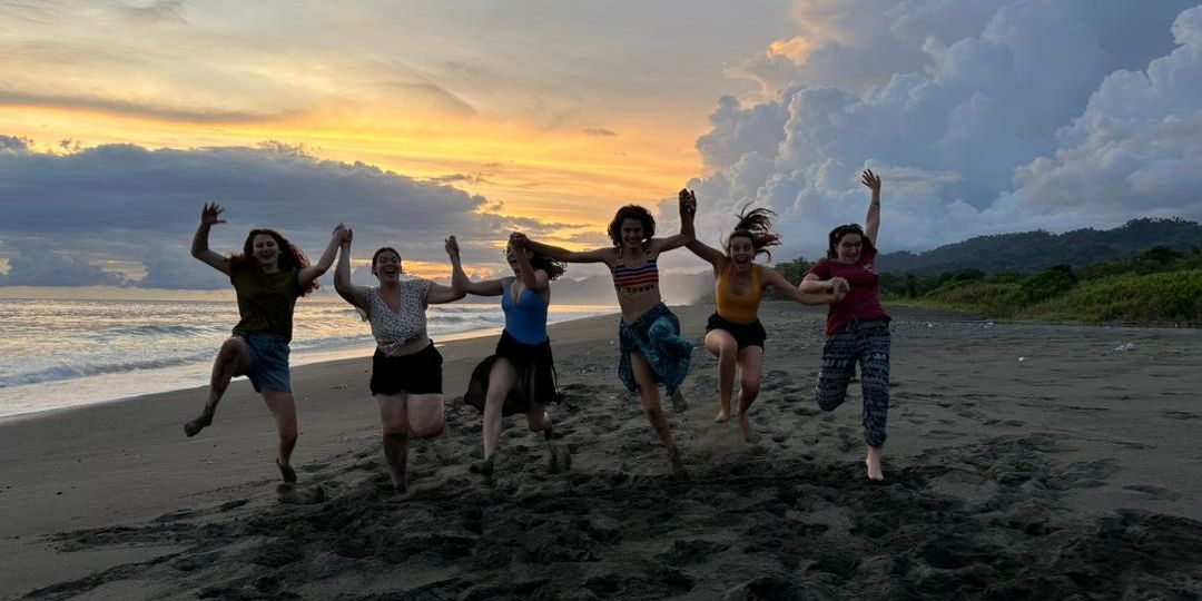 natucate-freiwilligenarbeit-costa-rica-schildkroten-rio-oro-strand-gruppe-springen