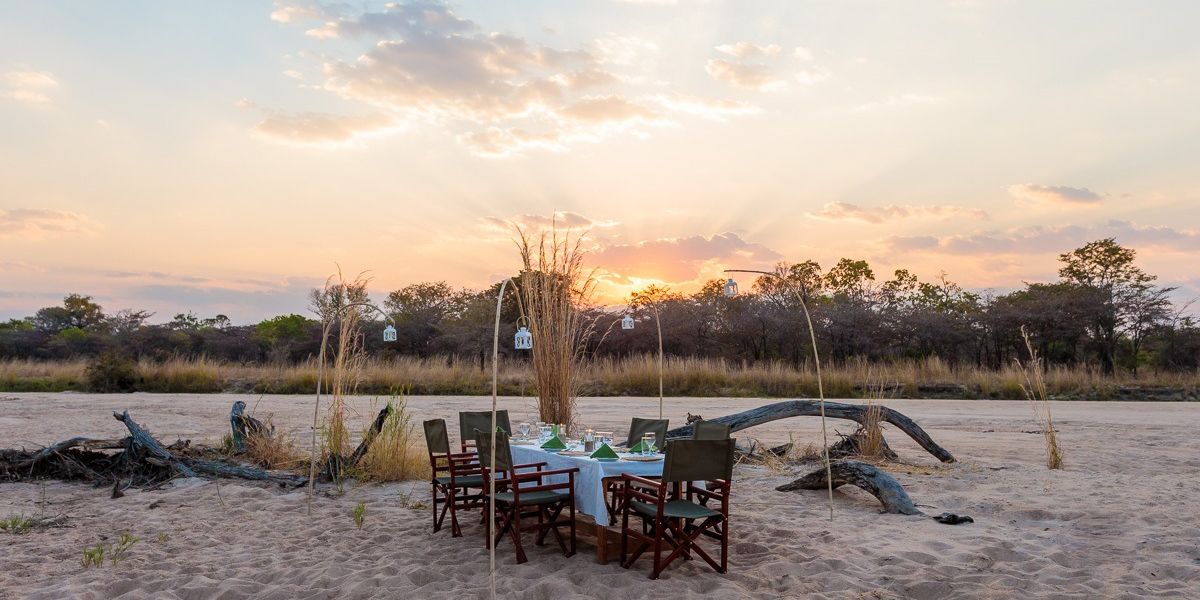 Das Abendessen und freiem Himmel ist ein Highlight der Privat Safari in Sambia