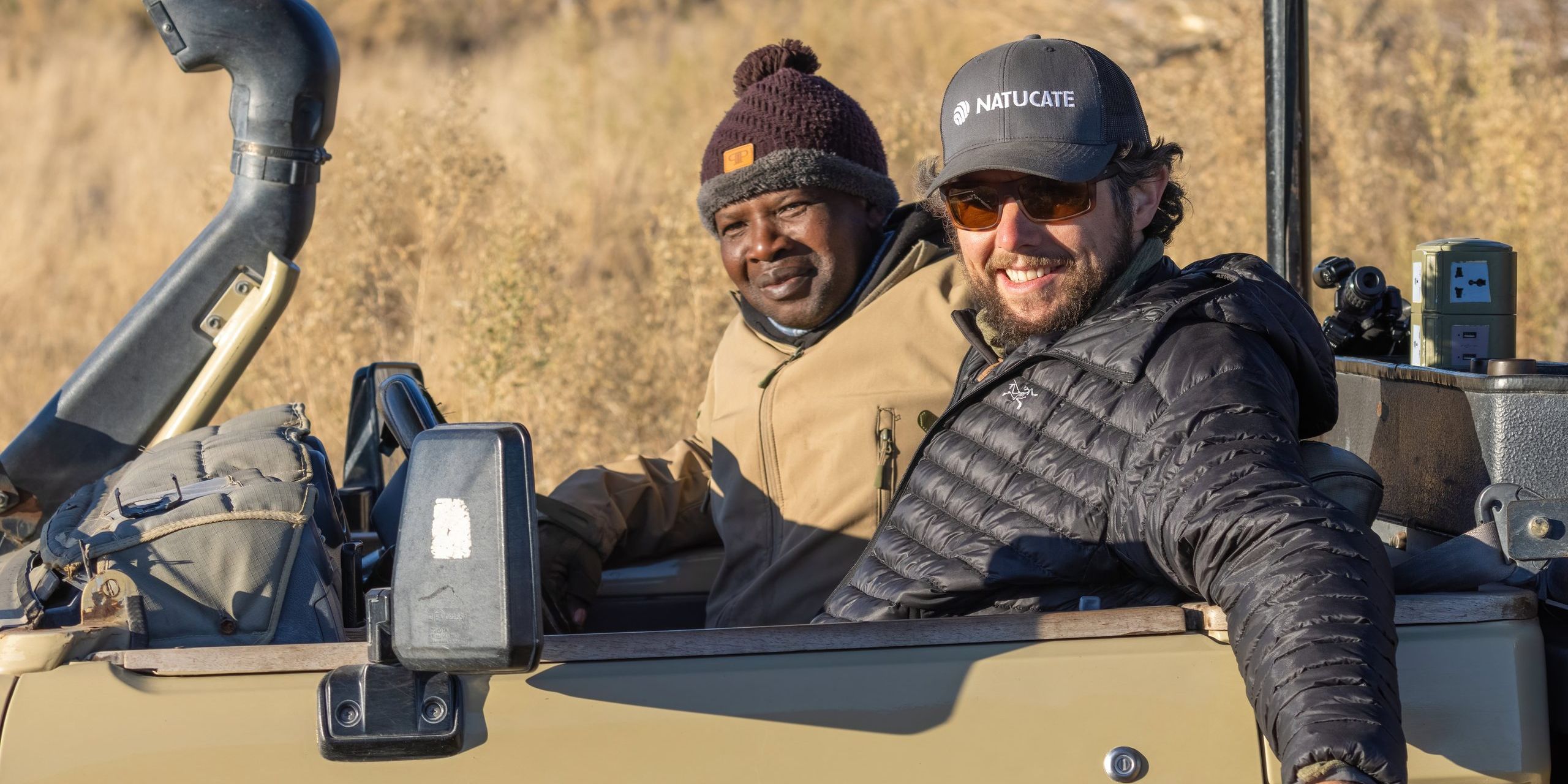 natucate-botswana-okavango-guide-und-gast-safarifahrzeug-01