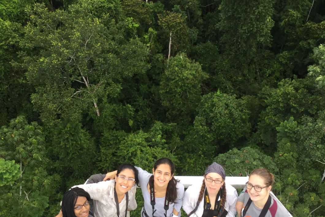 Die Artenstutzpraktikanten schiessen ein Foto von sich vor dem Regenwald