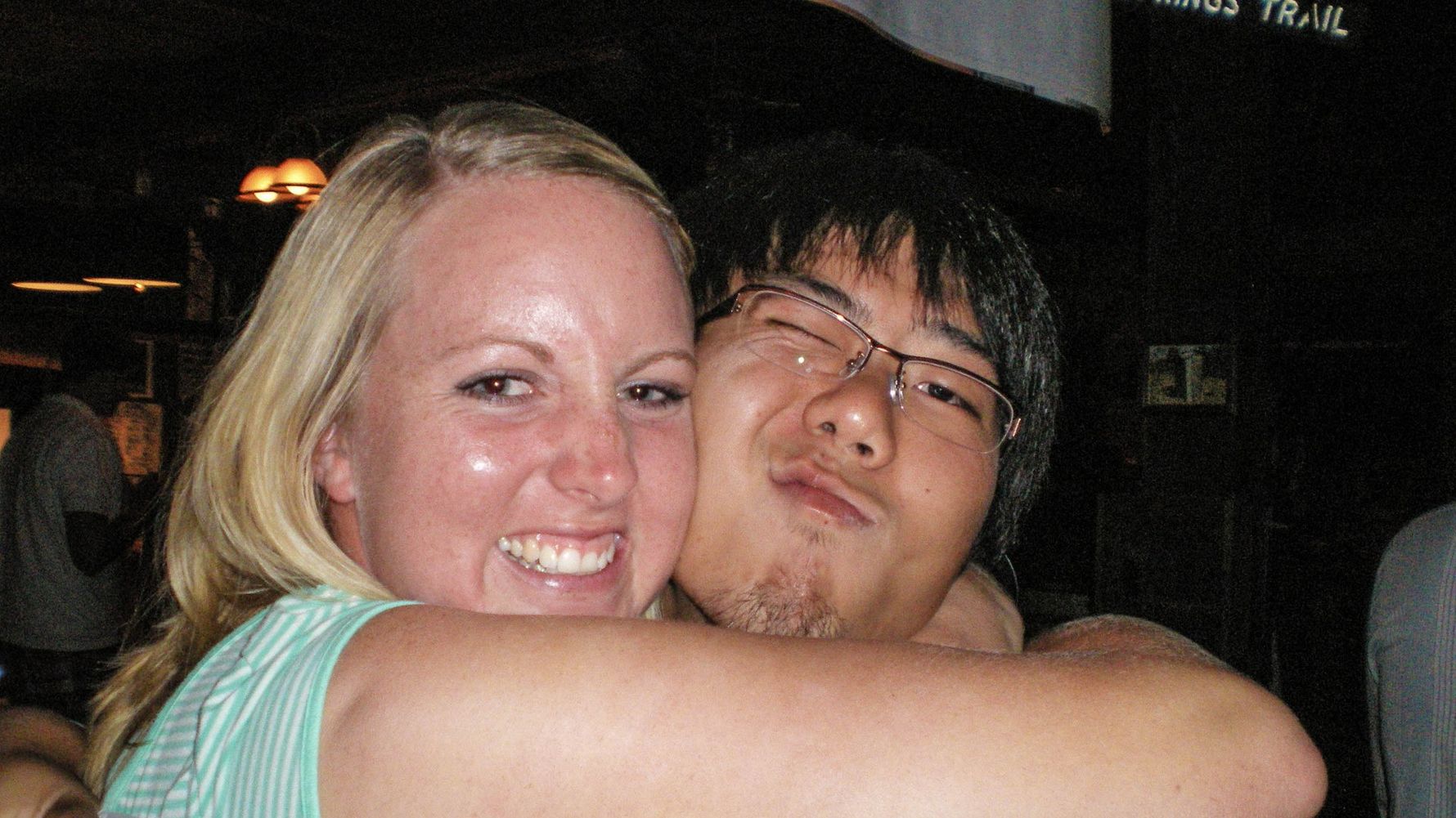 Zwei Volunteere in einer Bar