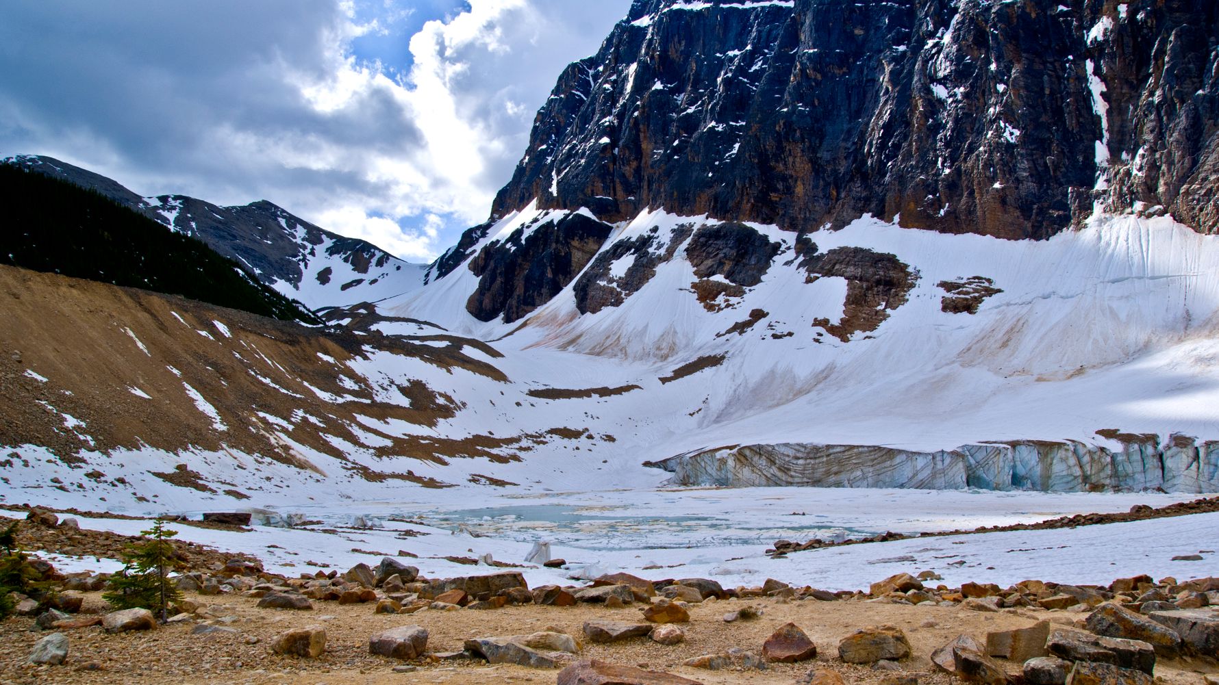Eine Gletscherzunge erstreckt sich ueber ein grosses Tal in Kanada